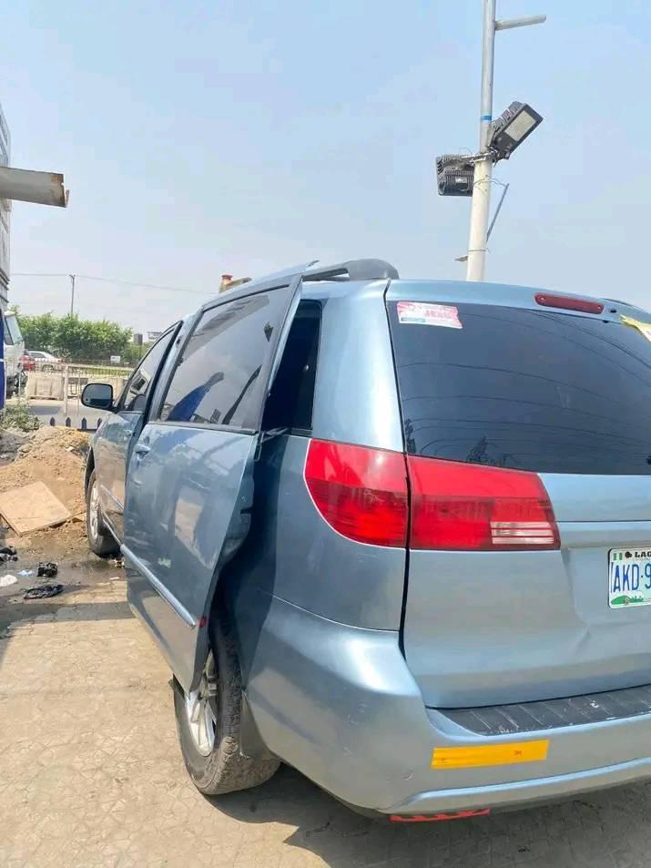 A picture of Le Toyota Sienna 05 Available