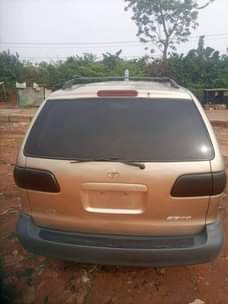 A picture of Toyota sienna 2002
