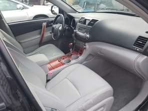 A picture of 2008 Highlander limited edition tokumbo keyless accident free Price 13m