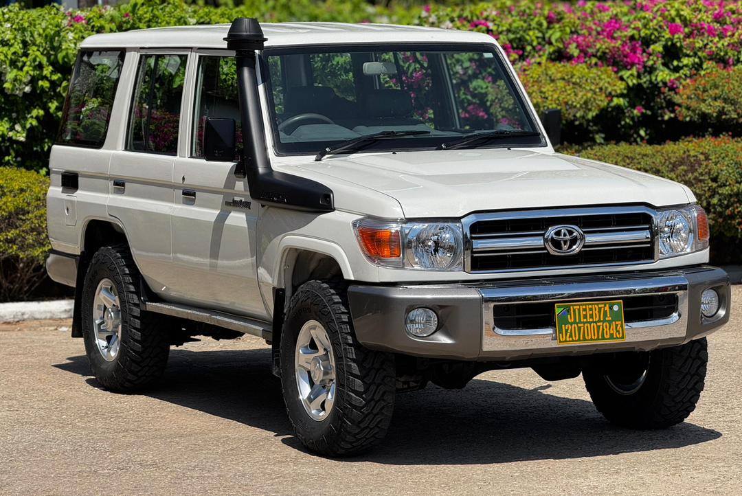 A picture of TOYOTA RAND CRUISER LX Price mil 129