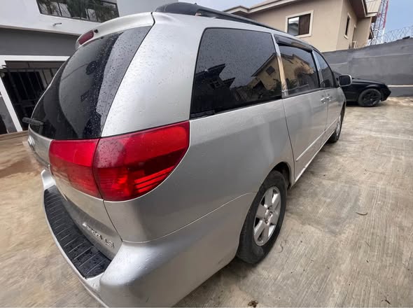 A picture of 2005 Toyota Sienna XLE model for sale