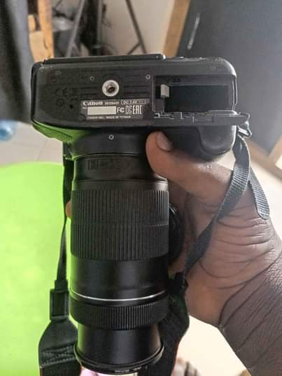 A picture of Canon 700d na Lens 55 200mm Clean Bei ya Kubwaga