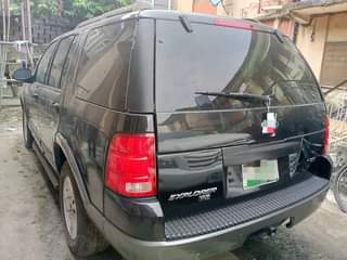 A picture of Ford Explorer 06