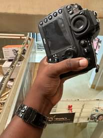 A picture of Nikon 800 D ON SALE WITH 70 200 LENSE