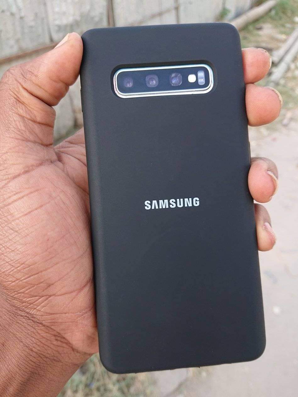 A picture of SAMSUNG S10 PLUS