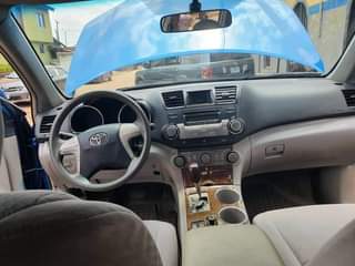 A picture of 2010 Toyota Highlander Sport