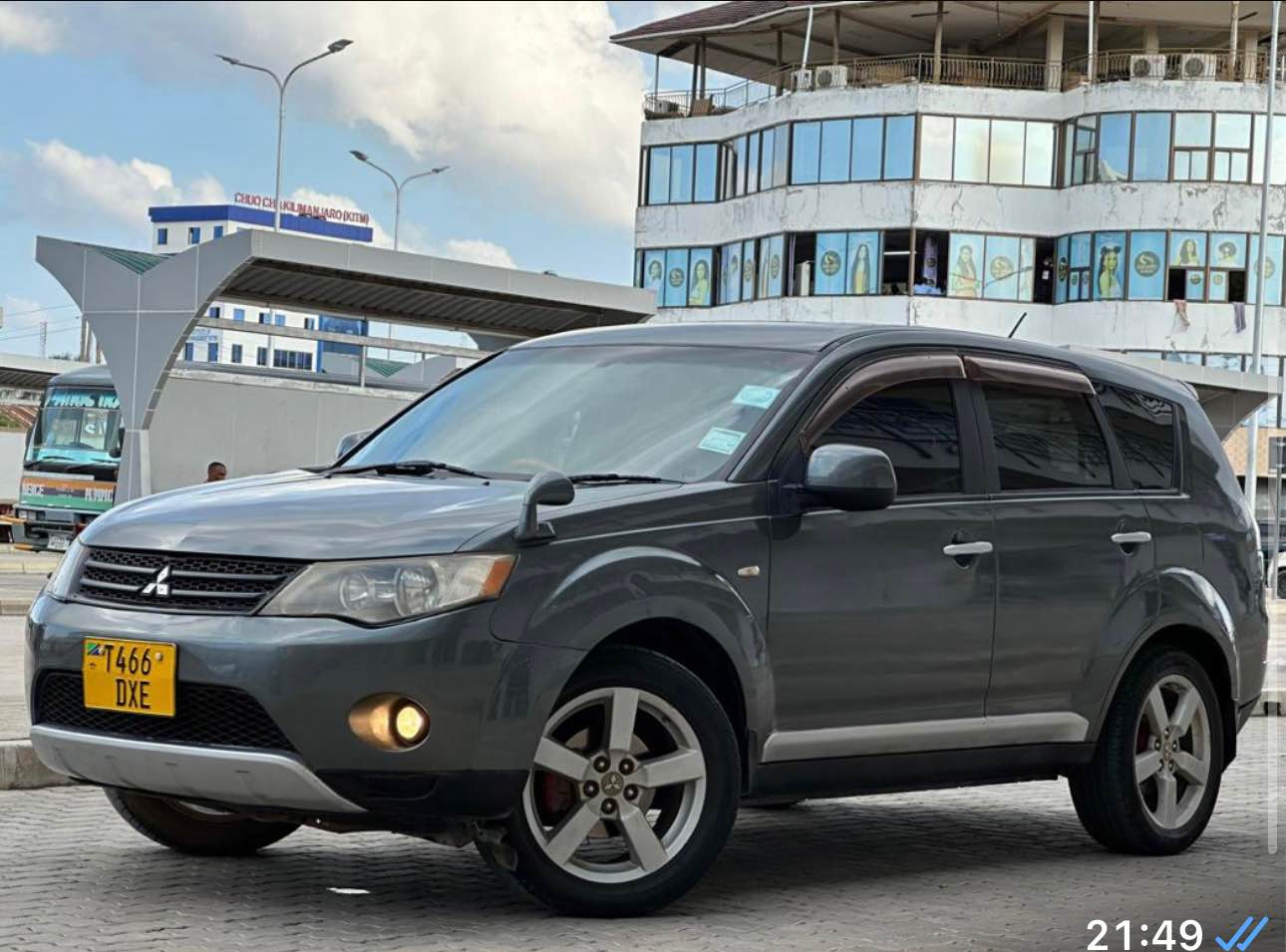 A picture of MITSUBISH OUTLANDER FOR SALE 7 LEATHER SEATS 