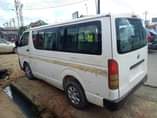 A picture of Toyota hummer 1 bus diesel engine