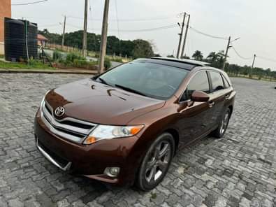 A picture of WOW This is extremely clean Toyota venza 2010 model tokubo