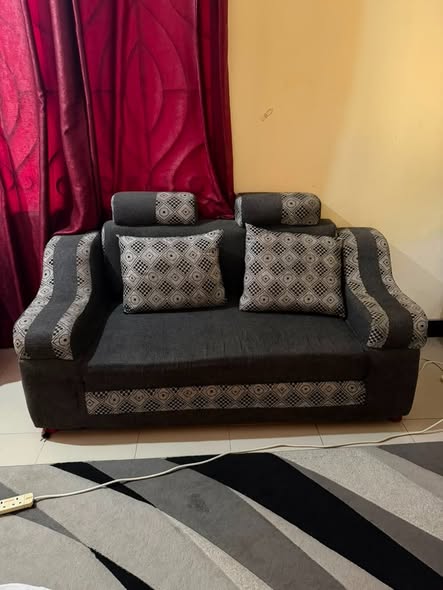 A picture of Sofa ya mtu mbili imetumika mwaka moja kwa 80 000