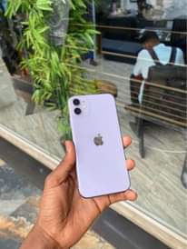 A picture of Iphone 11 plain 64gb