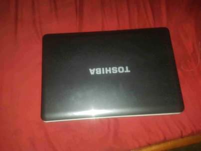 A picture of Laptop na kitanda