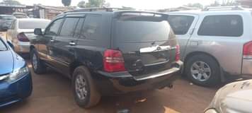 A picture of Super clean Nigerian used 2004 Toyota highlander 09034050937 08063457233.