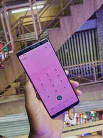 A picture of Samsung galaxy Note8 Slightly cracked