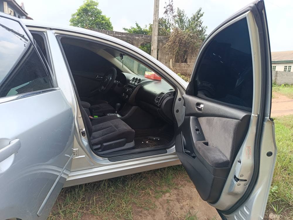 A picture of Nissan altima09