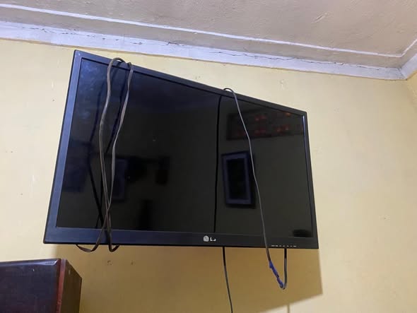 A picture of LG 32 inch screen