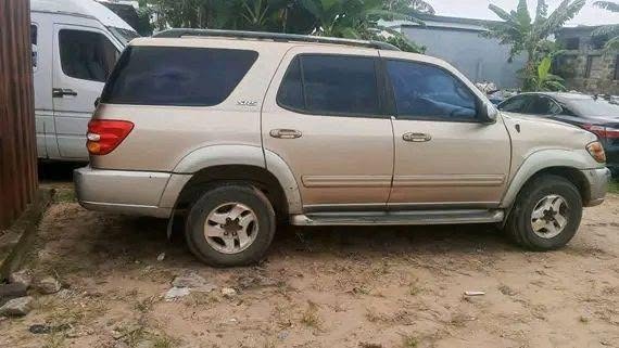 A picture of 2004 Toyota sequoia