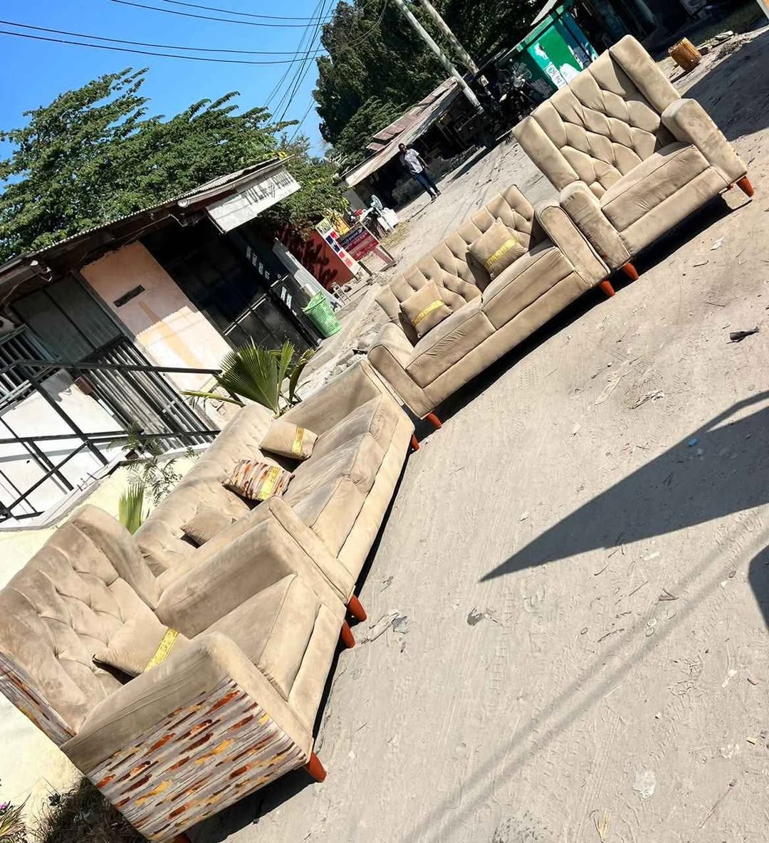 A picture of Sofa set 3 2 1 1 zote Bei 470 000
