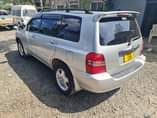A picture of 2003 toyota kluger