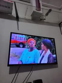 A picture of 32 inches tv for sell 300k 300k only
