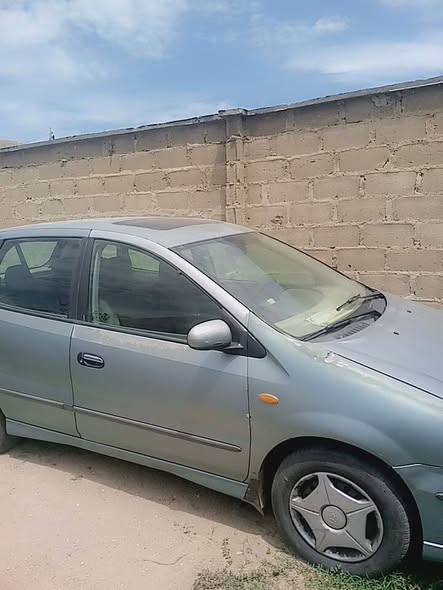 A picture of Nissan Tino