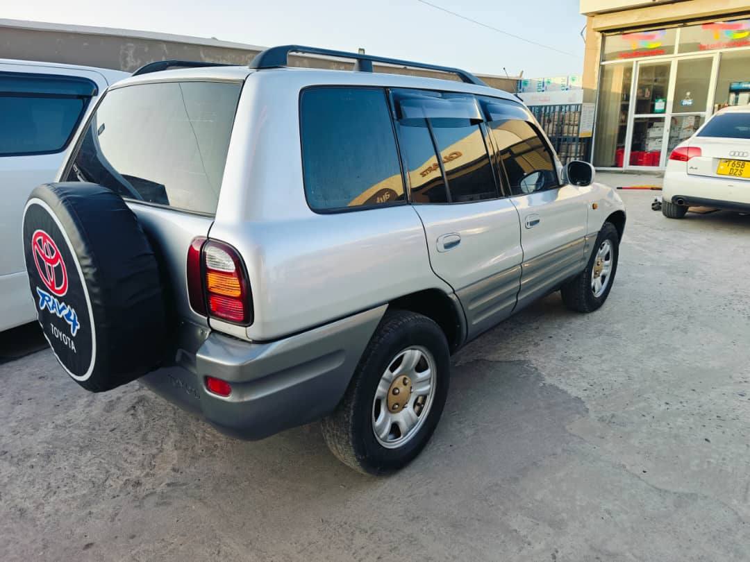 A picture of Toyota rav4 old