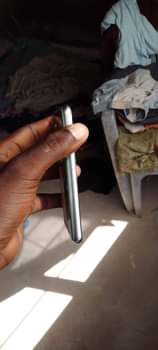 A picture of SHARP AQUOS R2 COMPACT
