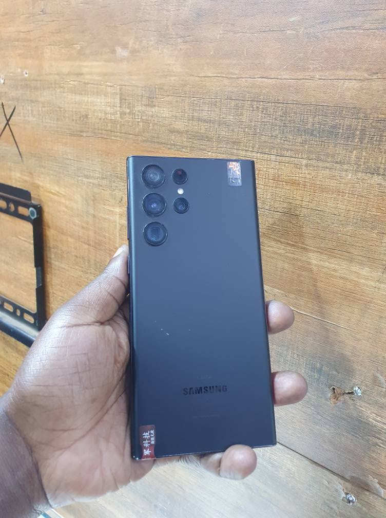 A picture of amsung Galaxy S22 ultra 5G Quick cash needed. 900.000 PRICE