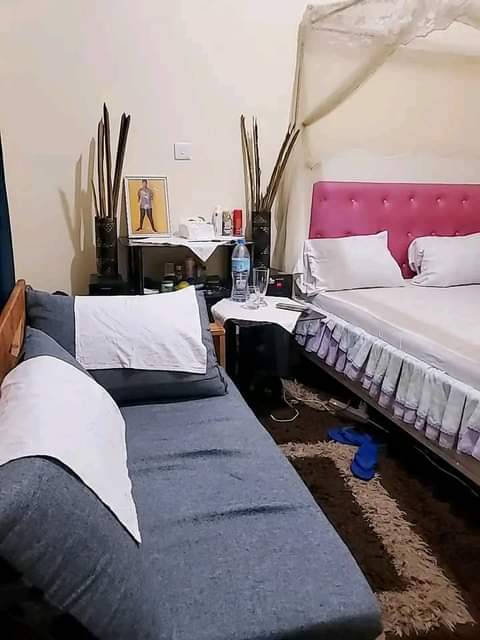 A picture of Miranda cha 5 6 na godoro vyote nipe 300 niko