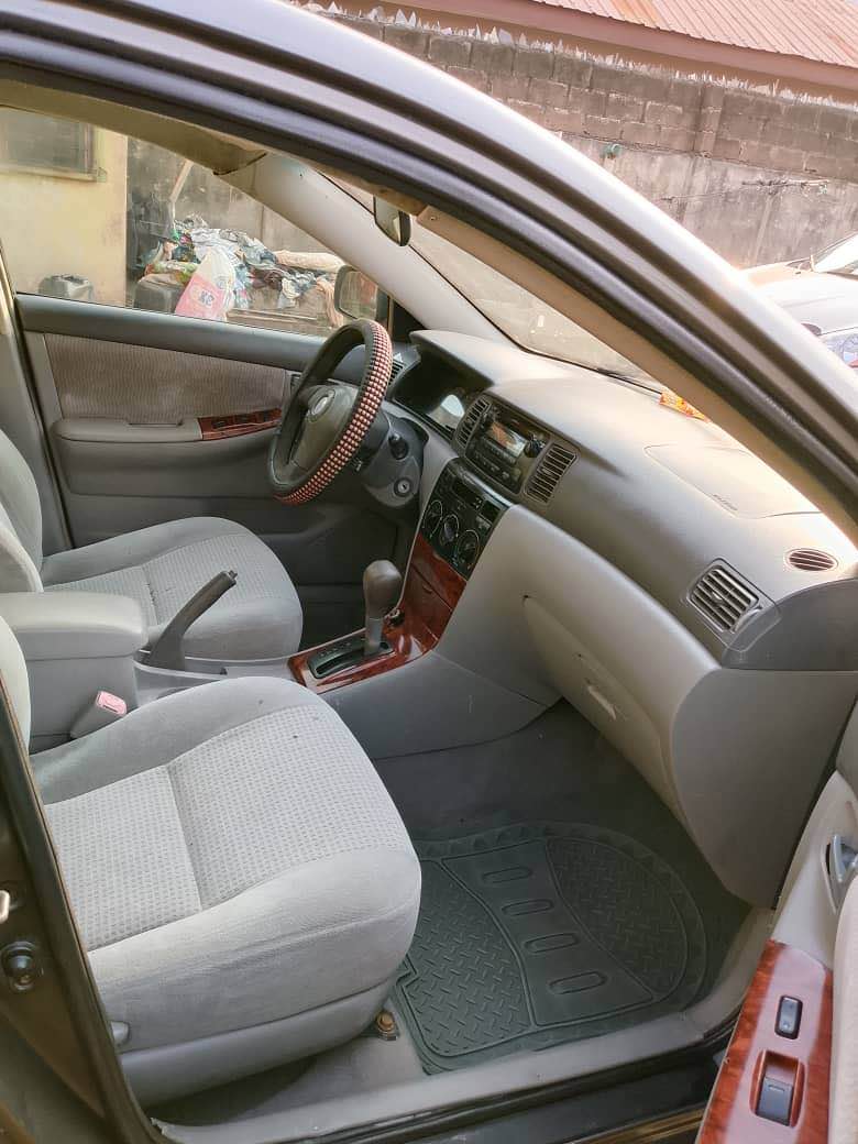 A picture of Toyota Corolla LE 07