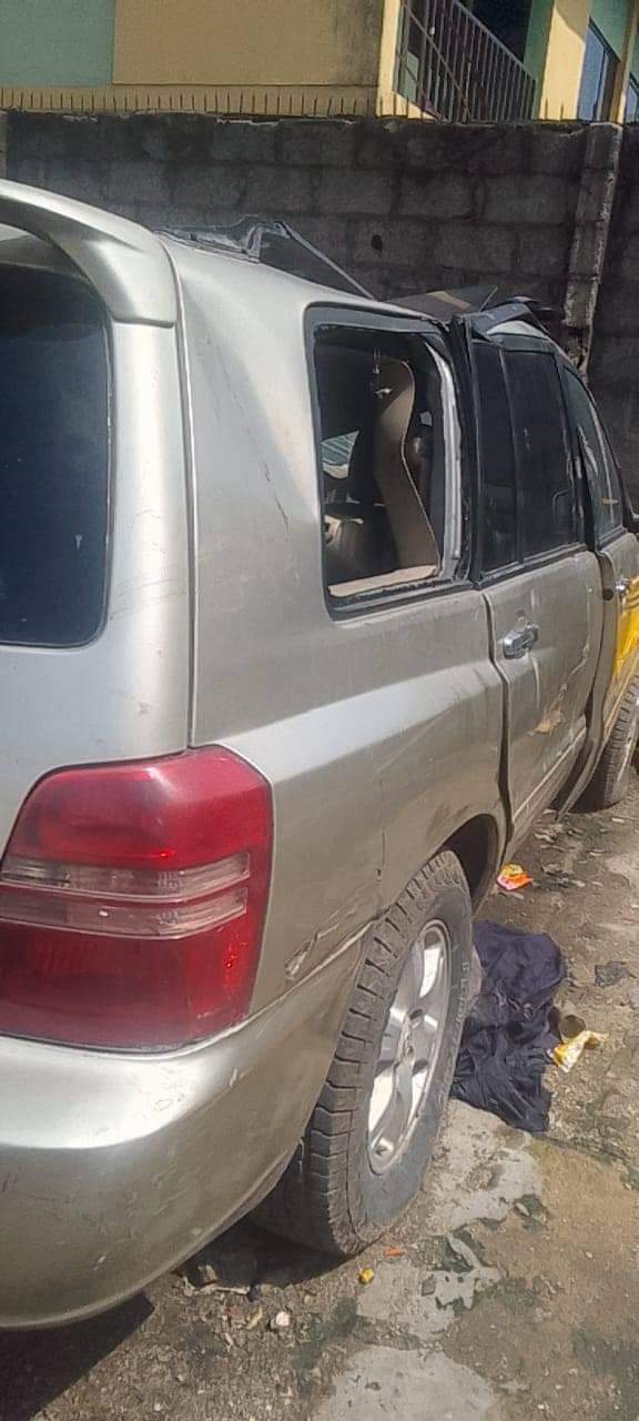 A picture of Toyota highlander used accident we need serious buyer to discuss
