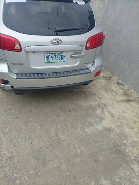 A picture of Hyundai santafi 2008 model