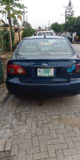 A picture of Toyota Corolla 2007 model very sharp painted engine and gear