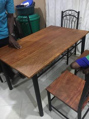 A picture of 1 Table whith 4 chairs