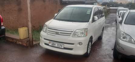 A picture of Toyota noah at only 25m