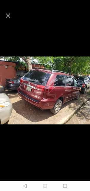 A picture of Toyota sienna 04