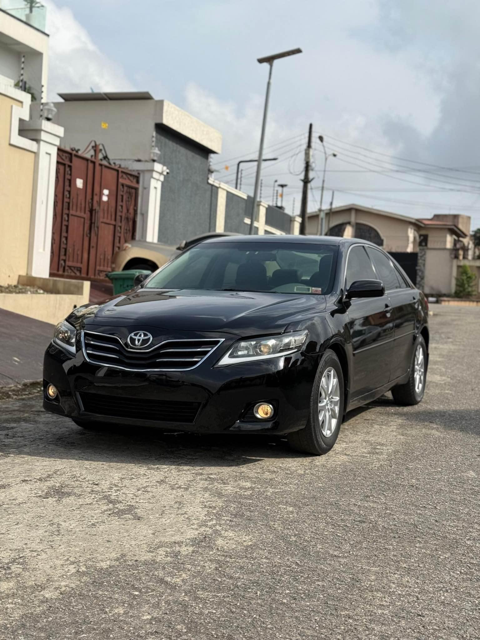 A picture of Neat and affordable Toyota Camry 2011 LE