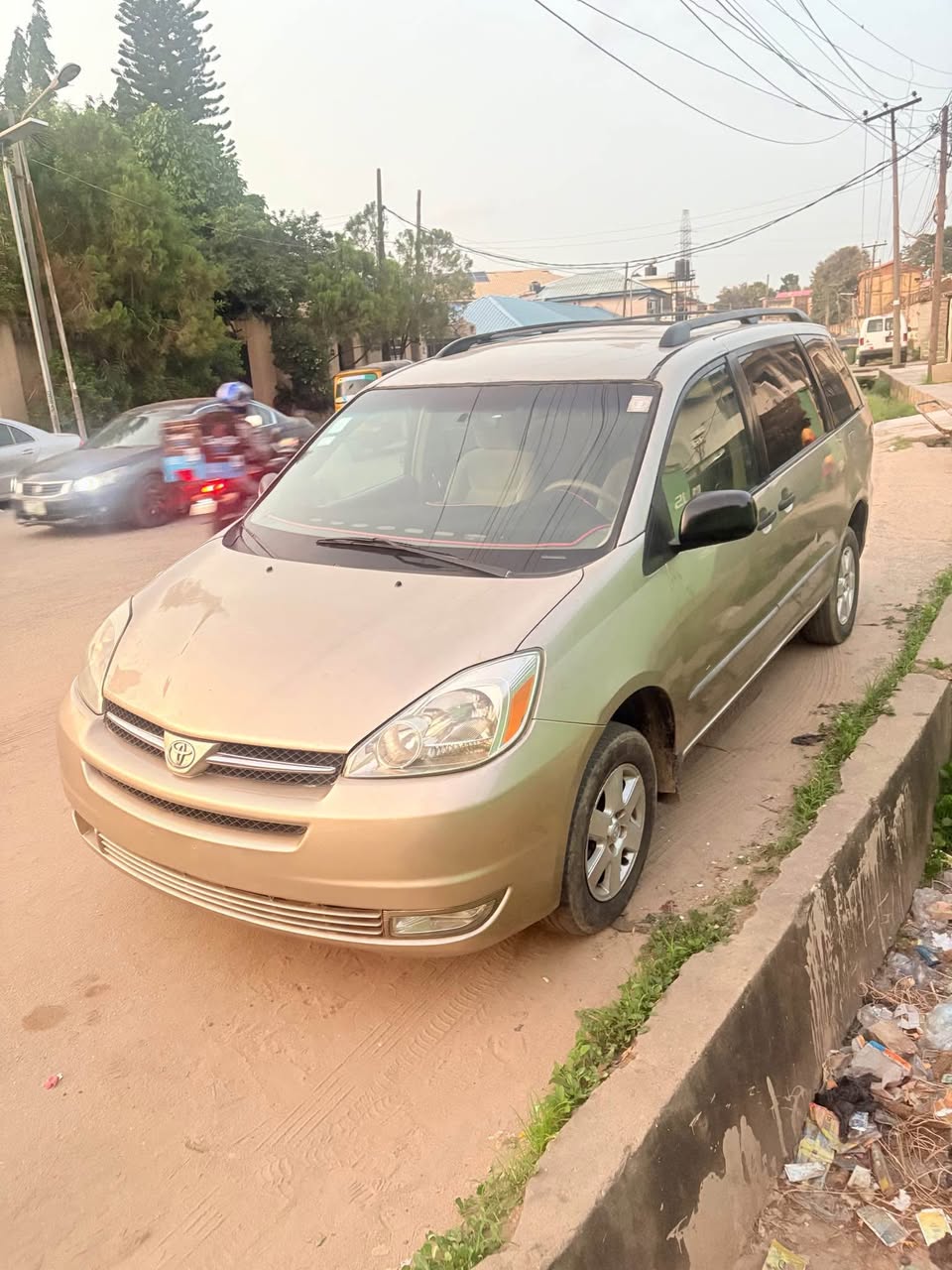A picture of 2004 TOYOTA SIENNA