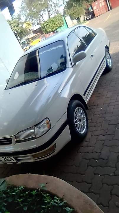 A picture of 1998 Toyota Corona St 190 Pearl white
