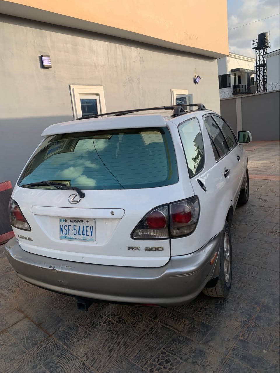 A picture of Lexus Rx300