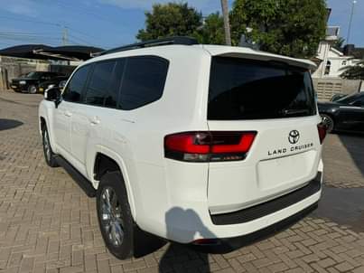 A picture of Landcruser for sale price 340 call 0715100028
