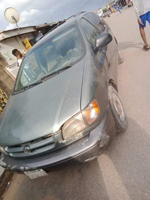 A picture of 2000 Toyota sienna packed for long pure firstbody untouched Engine