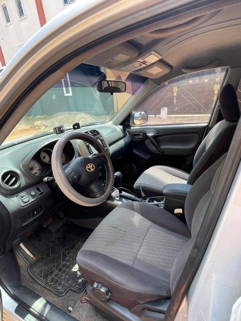 A picture of Toyota RAV4 2004 2005 model