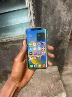 A picture of Iphone x no face id with little color line on