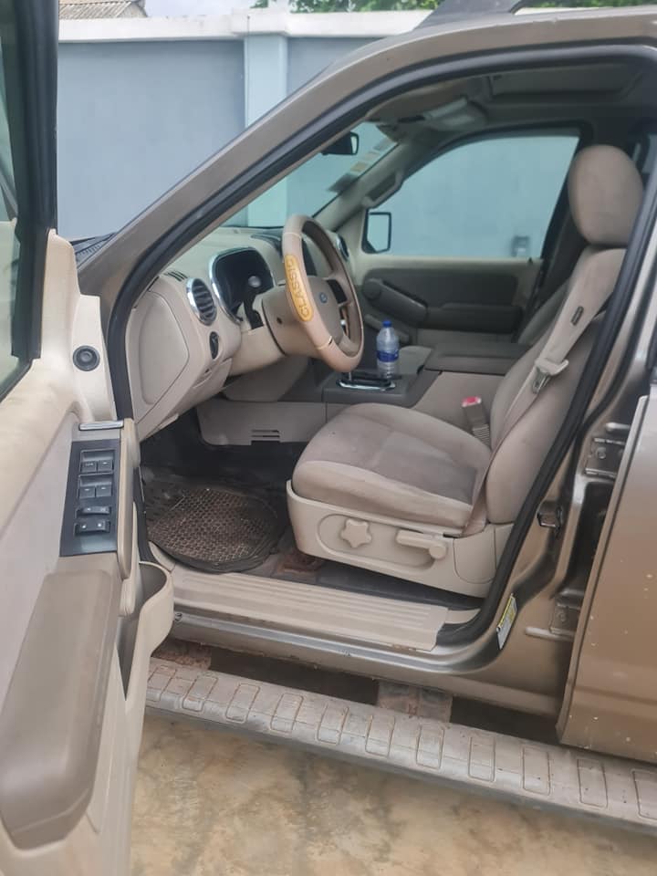 A picture of Ford trac sport 2008.No need to ask whats the condition