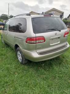 A picture of 2003 Toyota Sienna