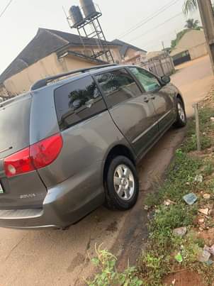 A picture of Toyota sienna