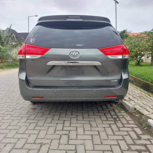 A picture of Toyota sienna