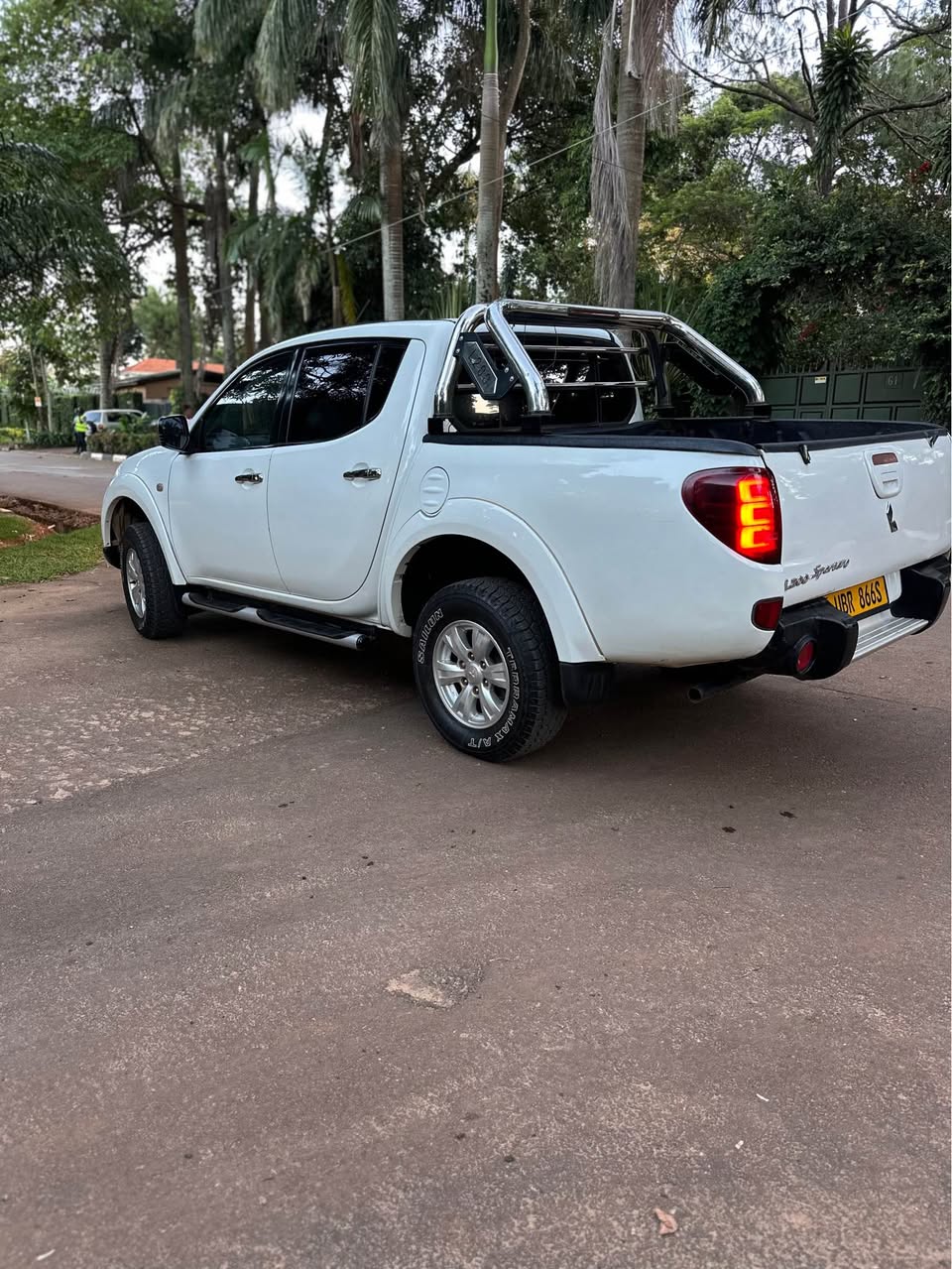 A picture of Mitsubishi L200 Auto