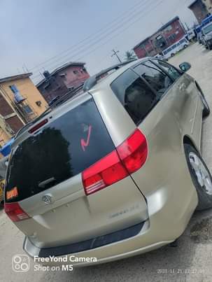 A picture of 2004 Toyota sienna XLE Double power door and power boot